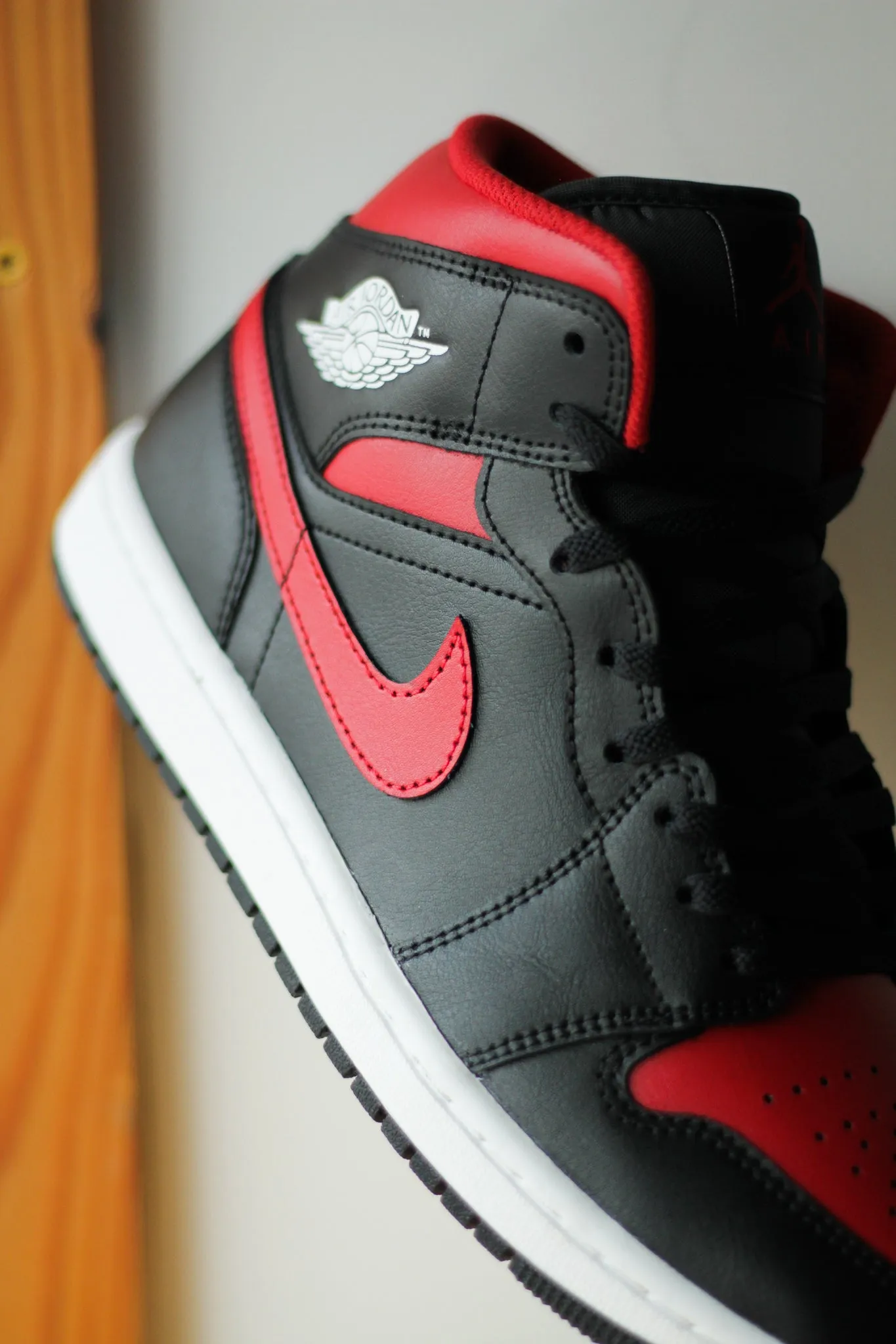AIR JORDAN 1 MID "VARSITY RED"