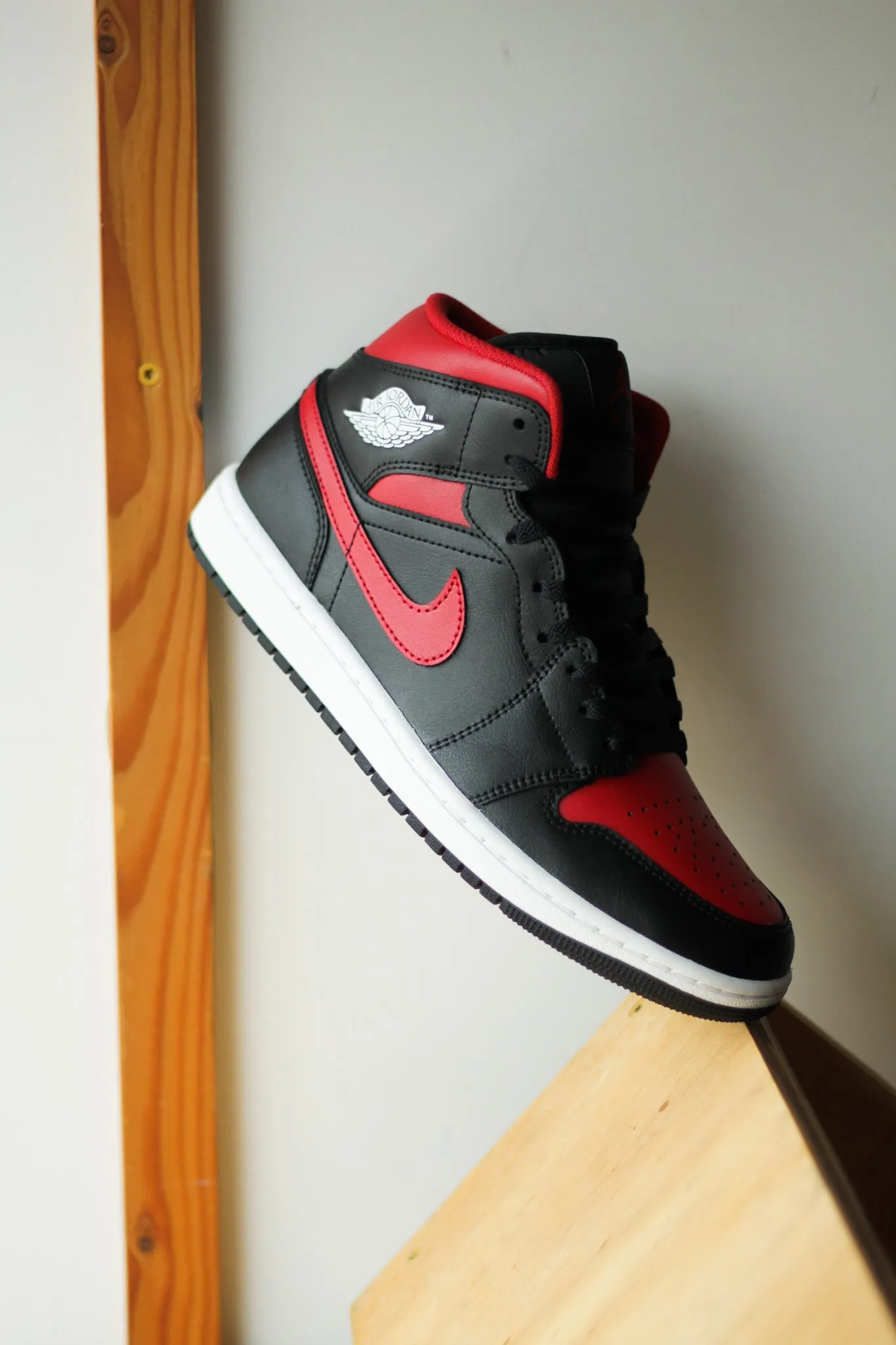 AIR JORDAN 1 MID "VARSITY RED"
