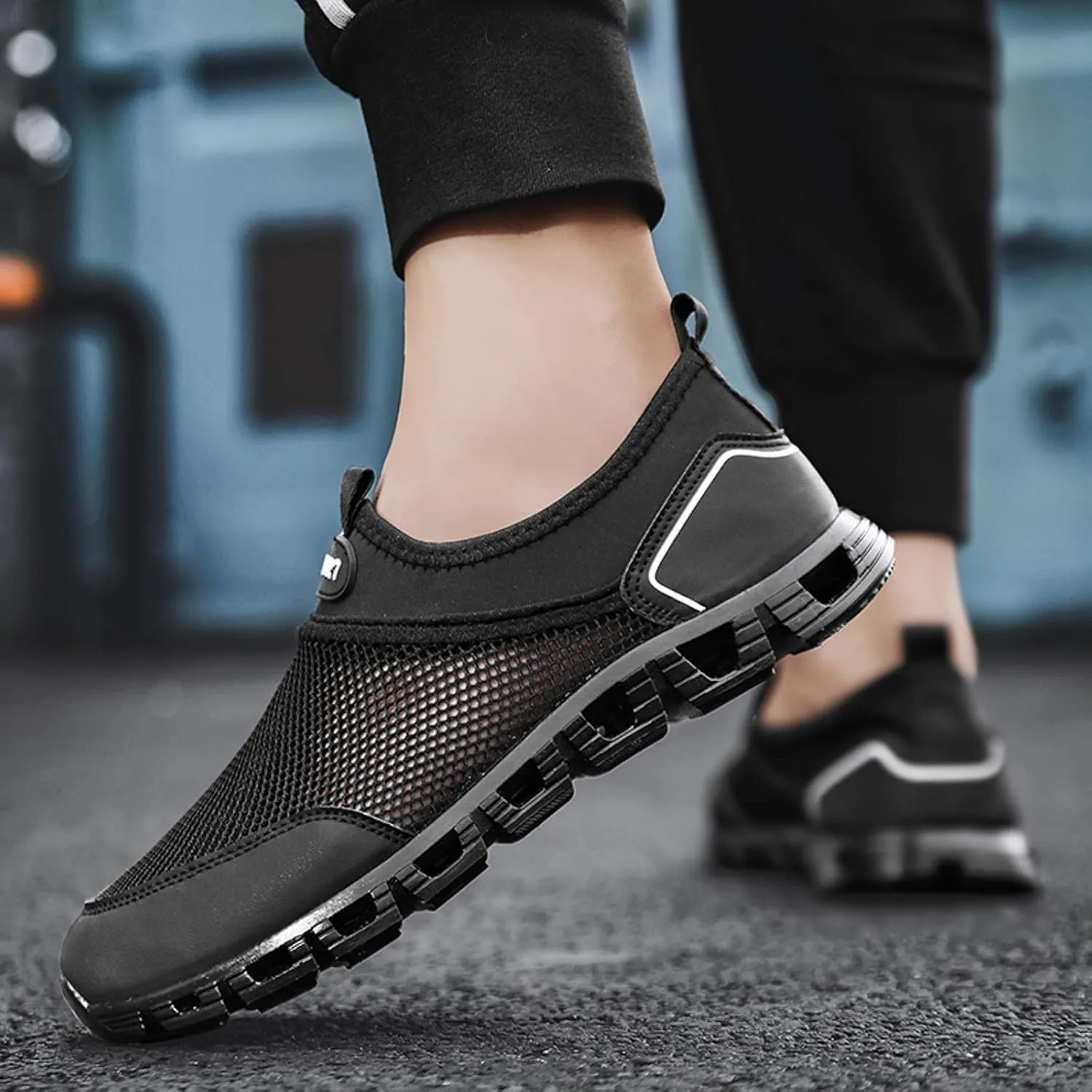 Men Sports Shoes Fashionable Simple and Solid Color New Pattern Summer Mesh Hollowed Out Breathable Mens Sneaker