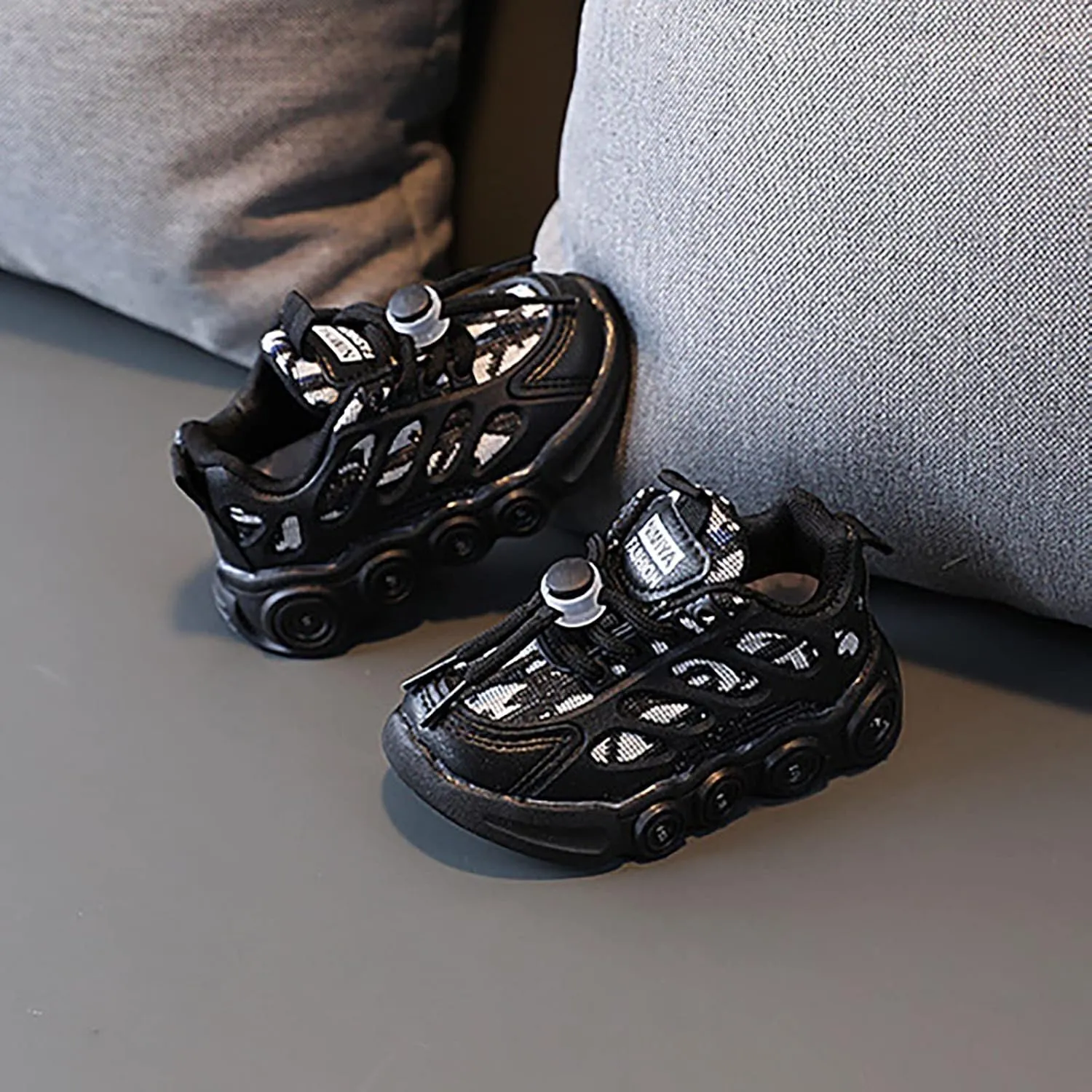 Toddler Girls Boys LED Flashing Sneakers Lightweight Mesh Breathable Soft Sole Anti Slip Comfort Athletic Shoes