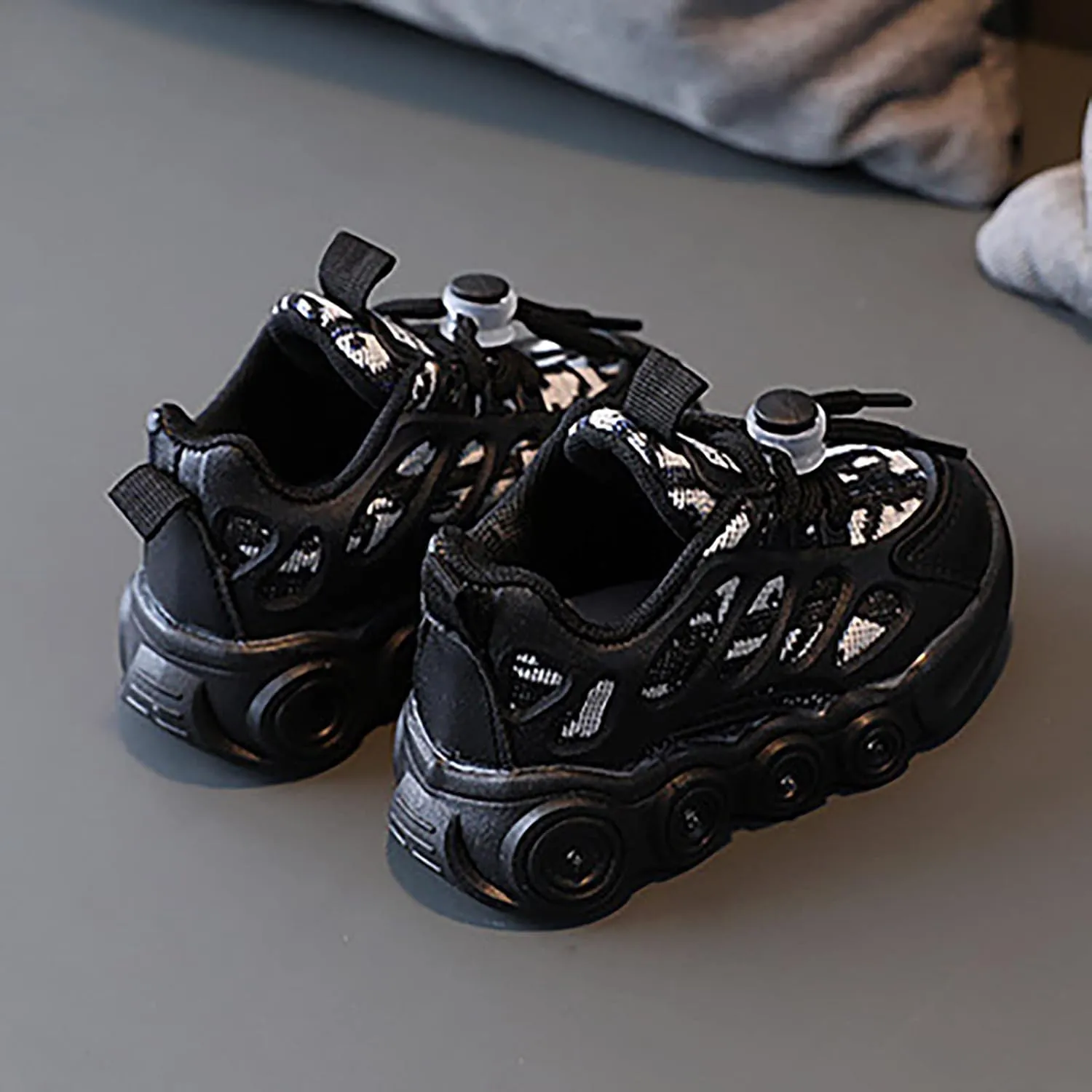 Toddler Girls Boys LED Flashing Sneakers Lightweight Mesh Breathable Soft Sole Anti Slip Comfort Athletic Shoes